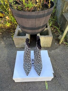 Brand new Balmain Black & White Geometric Knit Pointed Sock Booties